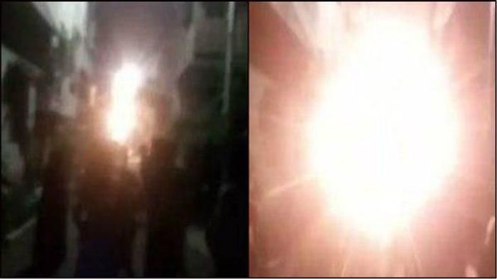 বিদ্যুতের খুঁটিতে অগ্নিকাণ্ড, অন্ধকারে ডুবে গেল এই এলাকা ! - West Bengal News 24