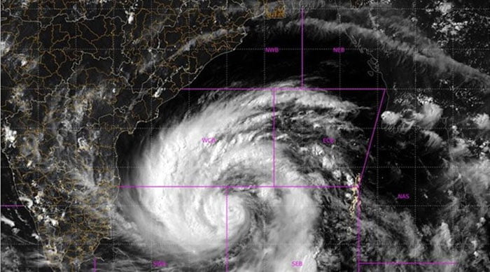 Super Cyclone : হাতের কাছে রাখবেন মোমবাতি-টর্চলাইট, সরকারের তরফ থেকে শুরু হেল্পলাইন নম্বর; জেনে নিন আর কী কী ব্যবস্থা নেবেন? - West Bengal News 24