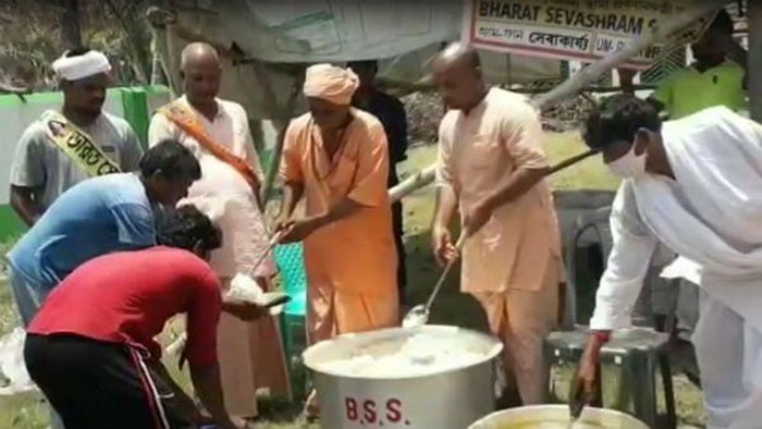 আম্ফানে বিধ্বস্ত বাংলার মানুষদের ত্রণ বিলি করলো ভারত সেবাশ্রম ! - West Bengal News 24