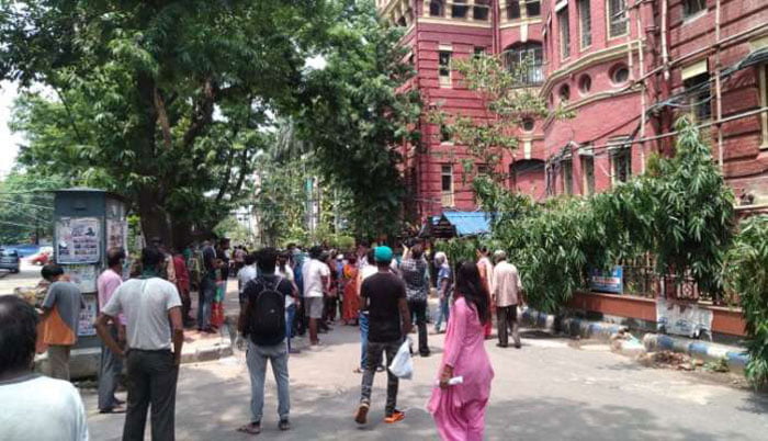 কলকাতা মেডিক্যাল কলেজে বিমা-নিরাপত্তা-খাদ্যের দাবিতে শ্রমিকদের বিক্ষোভ, ঘেরাও করল সুপারকে ! - West Bengal News 24 কলকাতা মেডিক্যাল কলেজে বিমা-নিরাপত্তা-খাদ্যের দাবিতে শ্রমিকদের বিক্ষোভ, ঘেরাও করল সুপারকে ! - West Bengal News 24