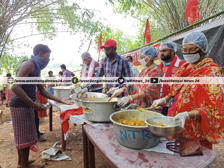 ঝাড়গ্রামের খানাকুল গ্রামে বামেদের কমিউনিটি কিচেন, রান্না করা খাবার পেলেন সাতশো গ্রামবাসী - West Bengal News 24