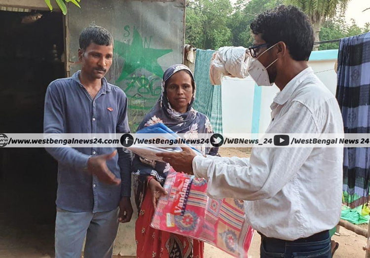 পুরাতন ঝাড়গ্রামে সংখ্যালঘুদের ঈদের নতুন পোশাক উপহার সমাজসেবী মধুসূদনের - West Bengal News 24