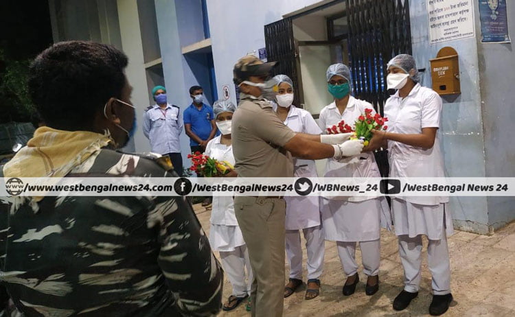 আন্তর্জাতিক সেবিকা দিবসে ঝাড়গ্রাম জেলার স্বাস্থ্যসেবিকাদের গোলাপ-মিষ্টি দিয়ে সম্মান জানাল পুলিশ - West Bengal News 24