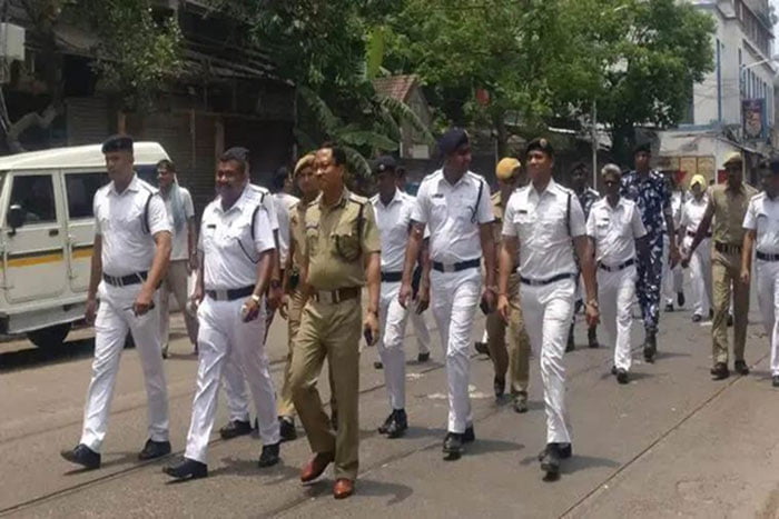 করোনা হাসপাতালে মৃত্যু পুলিশকর্মীর , থানায় বিক্ষোভ সহকর্মীদের ! - West Bengal News 24