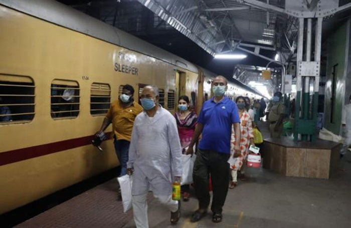 দিল্লি থেকে প্রথম বিশেষ ট্রেন এসে পৌঁছল হাওড়া ! - West Bengal News 24 দিল্লি থেকে প্রথম বিশেষ ট্রেন এসে পৌঁছল হাওড়া ! - West Bengal News 24