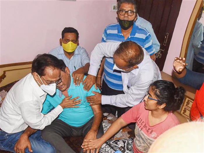 বাড়ির সাহসী ছেলে আত্মঘাতী, ছেলের মৃত্যুর খবর মানতে পারছেন না, অসুস্থ হয়ে পড়েছেন সুশান্ত সিং এর বাবা ! - West Bengal News 24 বাড়ির সাহসী ছেলে আত্মঘাতী, ছেলের মৃত্যুর খবর মানতে পারছেন না, অসুস্থ হয়ে পড়েছেন সুশান্ত সিং এর বাবা ! - West Bengal News 24