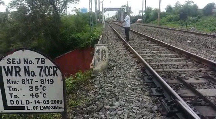 ট্রেনের ধাক্কায় ওভার ব্রিজ থেকে পড়ে মৃত্যু মা ও মেয়ের ! - West Bengal News 24