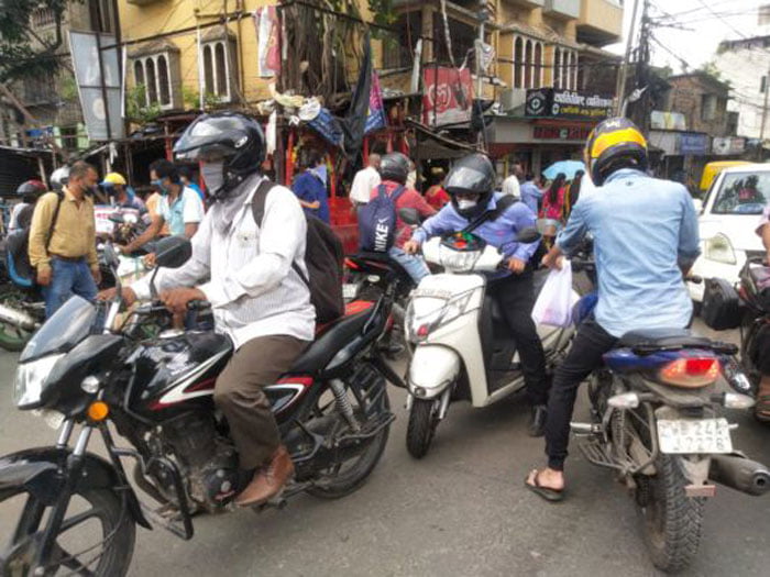 মানুষ, আর মানুষ, সামাজিক দূরত্বের বালাই নেই ! - West Bengal News 24 মানুষ, আর মানুষ, সামাজিক দূরত্বের বালাই নেই ! - West Bengal News 24