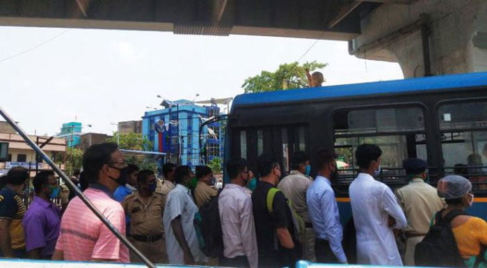 মানুষ, আর মানুষ, সামাজিক দূরত্বের বালাই নেই ! - West Bengal News 24 মানুষ, আর মানুষ, সামাজিক দূরত্বের বালাই নেই ! - West Bengal News 24