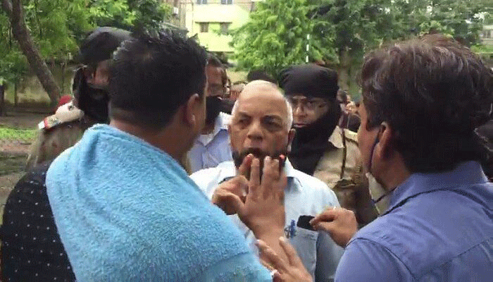 লাথি মেরে স্কুলের গেট ভেঙে ভিতরে ঢুকল পুলিস! উত্তপ্ত দমদম সেন্ট মেরি স্কুল ! - West Bengal News 24 লাথি মেরে স্কুলের গেট ভেঙে ভিতরে ঢুকল পুলিস! উত্তপ্ত দমদম সেন্ট মেরি স্কুল ! - West Bengal News 24