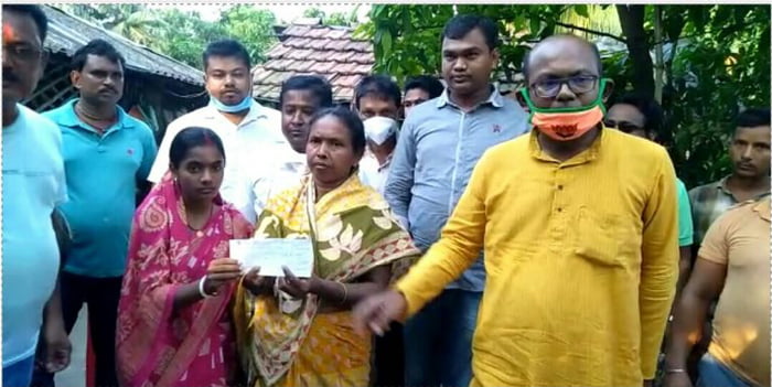 কিডনি আক্রান্ত দেবাশীষ জানার বাড়িতে সহযোগীতার হাত বাড়িয়ে দিলেন রাজ্য বিজেপি সাধারণ সম্পাদক সায়ন্তন বসু ! - West Bengal News 24
