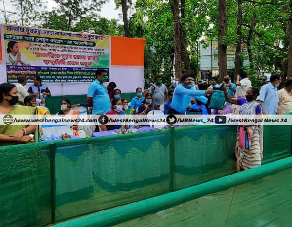 লকডাউনে ঝাড়গ্রাম শহরে কাজ হারানো ছ’শো জনকে খাদ্যসামগ্রী বিলি করল তৃণমূল - West Bengal News 24 লকডাউনে ঝাড়গ্রাম শহরে কাজ হারানো ছ’শো জনকে খাদ্যসামগ্রী বিলি করল তৃণমূল - West Bengal News 24