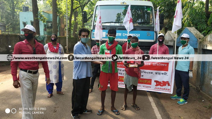 ঝাড়গ্রাম পুরসভার সাফাই কর্মীদের সংবর্ধনা দিল ডিওয়াইএফআই - West Bengal News 24 ঝাড়গ্রাম পুরসভার সাফাই কর্মীদের সংবর্ধনা দিল ডিওয়াইএফআই - West Bengal News 24