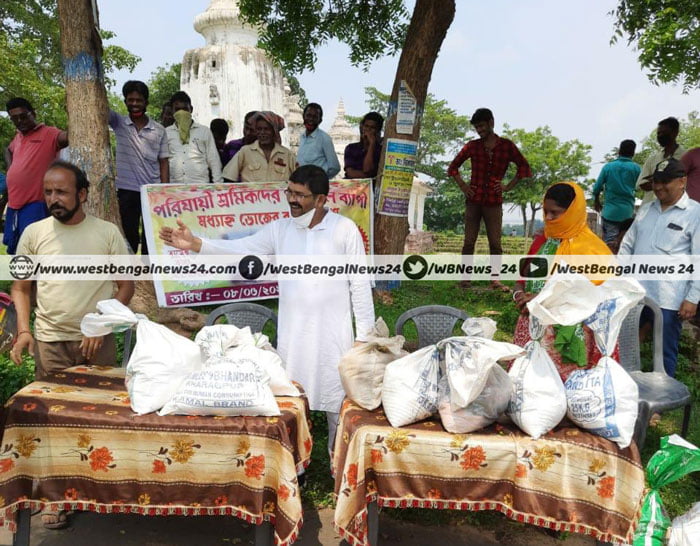 রামেশ্বর মন্দির সাংস্কৃতিক সংস্থার উদ্যোগে পরিযায়ী শ্রমিক পরিবারকে পনেরো দিনের খাদ্যসামগ্রী - West Bengal News 24