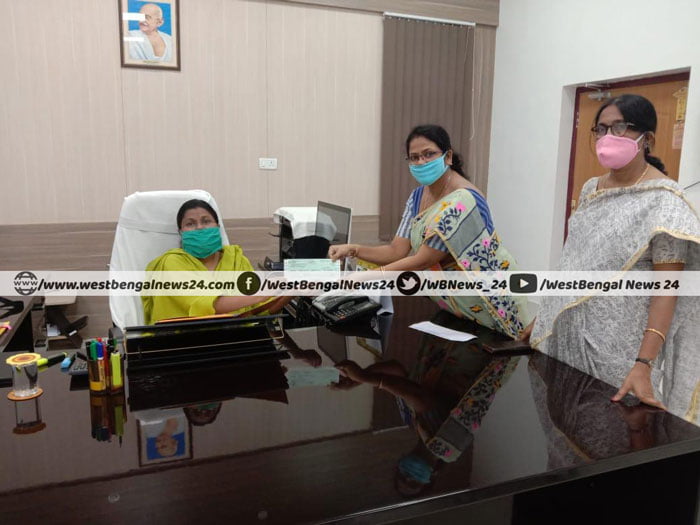 রাজ্যের জরুরি ত্রাণ তহবিলে ৪১ হাজার টাকা দান করলেন ঝাড়গ্রামের ননীবালা বালিকা বিদ্যালয়ের শিক্ষিকা ও শিক্ষাকর্মীরা - West Bengal News 24