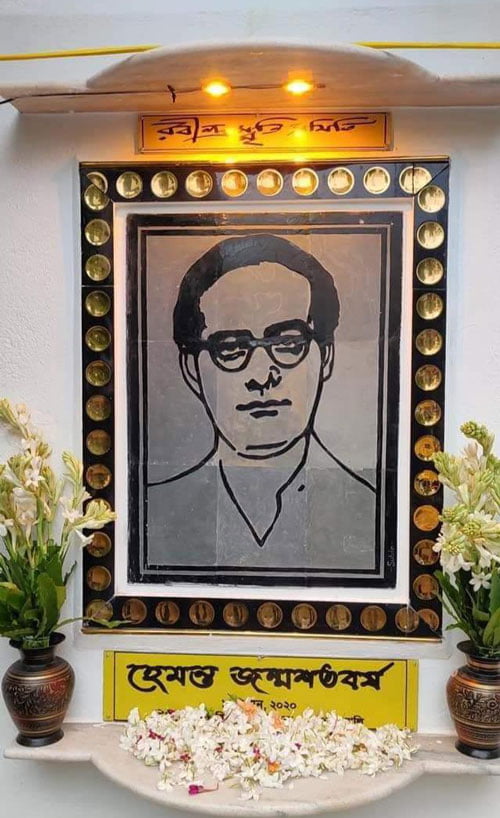 ঝাড়গ্রামের শিল্পী সুবীর বিশ্বাসের তৈরি হেমন্ত মুখোপাধ্যায়ের প্রতিকৃতি স্থান পেল মেদিনীপুরের রবীন্দ্রনিলয়ে - West Bengal News 24