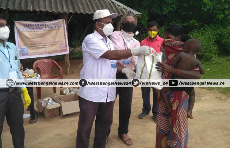 ঝাড়গ্রাম রাজ কলেজের পদার্থবিদ্যা বিভাগের প্রাক্তনীদের উদ্যোগে দুঃস্থ শবর পরিবারকে সাহায্যদান - West Bengal News 24