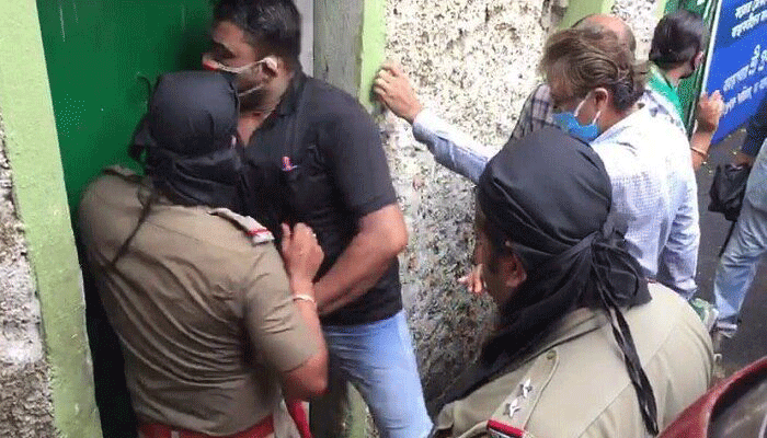 লাথি মেরে স্কুলের গেট ভেঙে ভিতরে ঢুকল পুলিস! উত্তপ্ত দমদম সেন্ট মেরি স্কুল ! - West Bengal News 24 লাথি মেরে স্কুলের গেট ভেঙে ভিতরে ঢুকল পুলিস! উত্তপ্ত দমদম সেন্ট মেরি স্কুল ! - West Bengal News 24