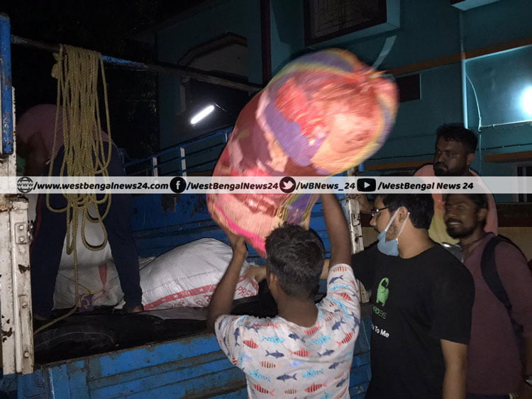 সুন্দরবনের পাশে জঙ্গলমহল, টিয়ামারি ও রূপমারি দ্বীপের ক্ষতিগ্রস্ত মানুষের পাশে ঝাড়গ্রামের যুবকরা - West Bengal News 24
