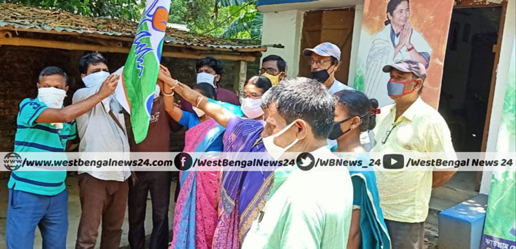 বিজেপিতে গুরুত্ব না পেয়ে ঝাড়গ্রামে তিন নেতার তৃণমূলে যোগদান - West Bengal News 24 বিজেপিতে গুরুত্ব না পেয়ে ঝাড়গ্রামে তিন নেতার তৃণমূলে যোগদান - West Bengal News 24