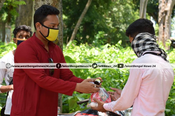 ঝাড়গ্রামে কলেজ পড়ুয়াদের ডিম, সয়াবিন, ভিটামিন ক্যাপসুল দিল টিএমসিপি - West Bengal News 24