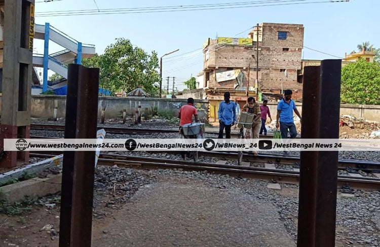 ঝাড়গ্রামে বিপদের ঝুঁকি নিয়েই চলছে বেআইনি রেল লাইন পারাপার, আন্ডারপাসের দাবি করছেন শহরবাসী - West Bengal News 24