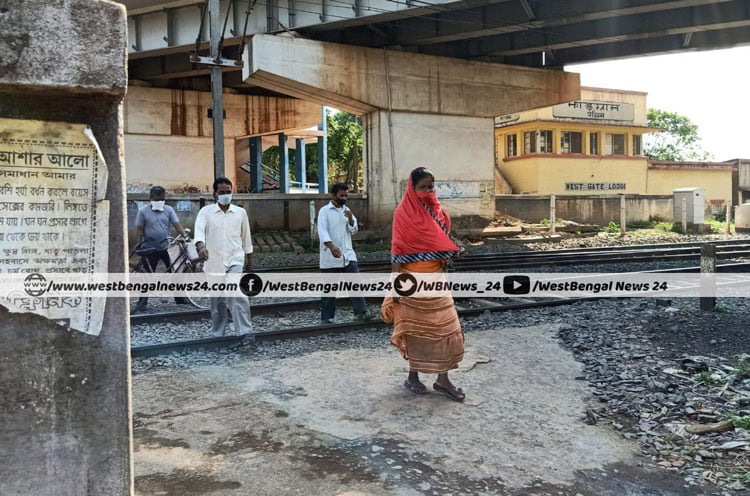 ঝাড়গ্রামে বিপদের ঝুঁকি নিয়েই চলছে বেআইনি রেল লাইন পারাপার, আন্ডারপাসের দাবি করছেন শহরবাসী - West Bengal News 24