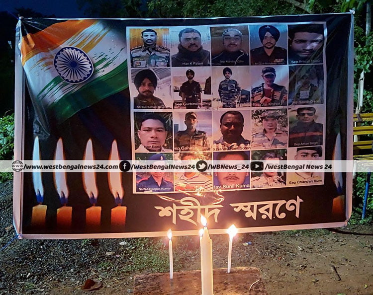 শহীদ সেনাদের স্মরণে ঝাড়গ্রামের বাসিন্দা সেনা কর্মী রবিশঙ্কর মাহাতোর উদ্যোগে ঝাড়গ্রাম শহরে মৌন পদযাত্রা - West Bengal News 24