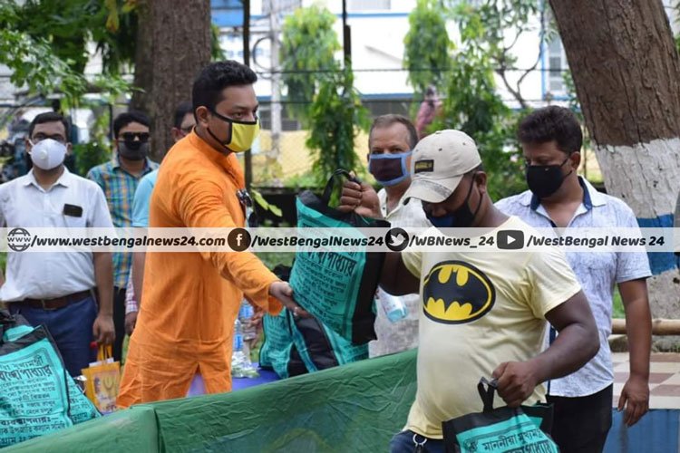 লকডাউনে ঝাড়গ্রাম শহরে কাজ হারানো ছ’শো জনকে খাদ্যসামগ্রী বিলি করল তৃণমূল - West Bengal News 24 লকডাউনে ঝাড়গ্রাম শহরে কাজ হারানো ছ’শো জনকে খাদ্যসামগ্রী বিলি করল তৃণমূল - West Bengal News 24