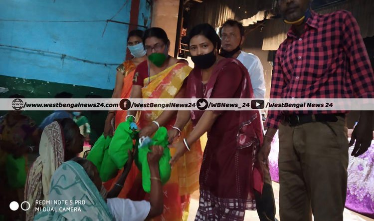 ঝাড়গ্রাম শহরের পাঁচশো দরিদ্রকে খাদ্যসামগ্রী বিলি করল জেলা তৃণমূল - West Bengal News 24