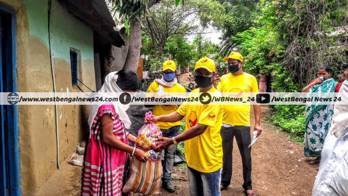 বেলপাহাড়িতে ‘স্বরাজ ইন্ডিয়া’-র উদ্যোগে দুঃস্থদের খাদ্যসামগ্রী বিলি - West Bengal News 24