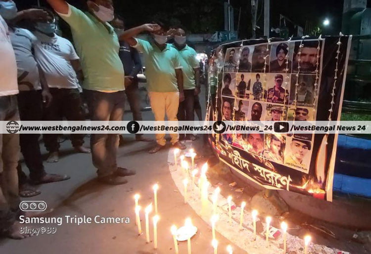 শহীদ সেনাদের স্মরণে ঝাড়গ্রামের বাসিন্দা সেনা কর্মী রবিশঙ্কর মাহাতোর উদ্যোগে ঝাড়গ্রাম শহরে মৌন পদযাত্রা - West Bengal News 24