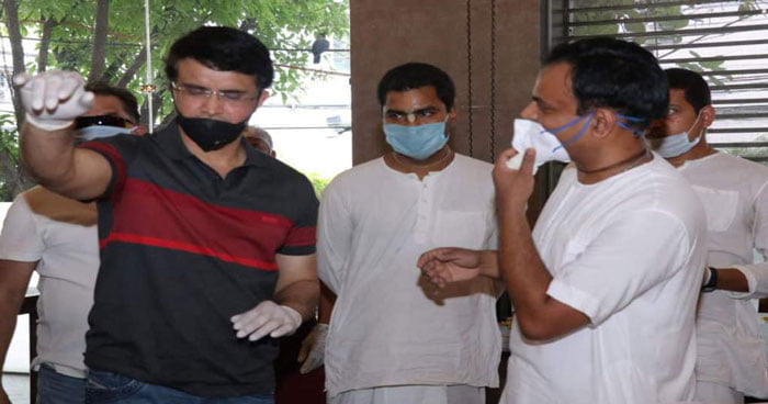 করোনার পর এবার আমফানে ক্ষতিগ্রস্ত মানুষদের পাশে সৌরভ গঙ্গোপাধ্যায়, নিঃশব্দে পৌঁছে দিচ্ছেন ত্রাণ ! - West Bengal News 24