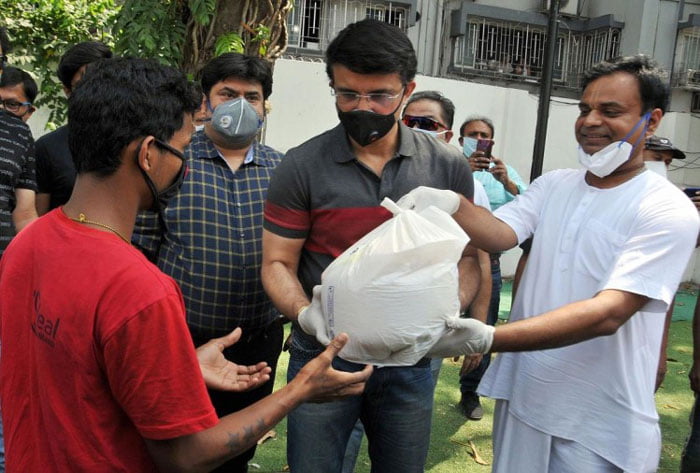 করোনার পর এবার আমফানে ক্ষতিগ্রস্ত মানুষদের পাশে সৌরভ গঙ্গোপাধ্যায়, নিঃশব্দে পৌঁছে দিচ্ছেন ত্রাণ ! - West Bengal News 24