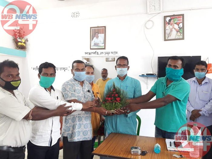 রাজ্য সম্পাদক ছত্রধর মাহাতোকে সংবর্ধনা দিলেন লালগড় ব্লক তৃণমূলের নেতারা - West Bengal News 24