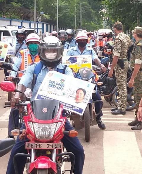 সবুজ পতাকা নেড়ে নিরাপদ যাত্রার সূচনায় জেলাশাসক ও জেলা পুলিশ সুপার - West Bengal News 24