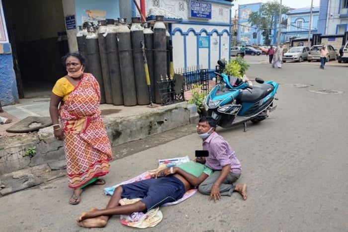 এক সরকারি হাসপাতাল থেকে অন্য হাসপাতালে রেফার, অ্যাম্বুলেন্সে ছিল না অক্সিজেন, মৃত্যু যুবকের - West Bengal News 24