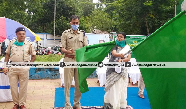 সবুজ পতাকা নেড়ে নিরাপদ যাত্রার সূচনায় জেলাশাসক ও জেলা পুলিশ সুপার - West Bengal News 24