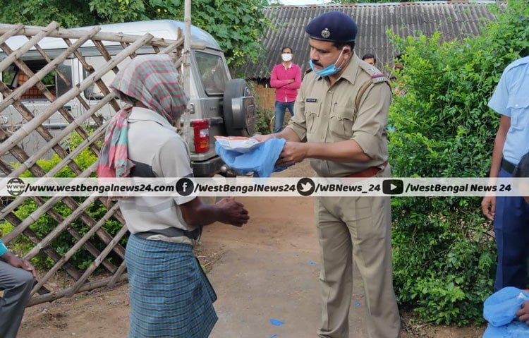 করোনা ও মশাবাহিত রোগ ঠেকাতে মাস্ক ও মশারি বিলি করল গোপীবল্লভপুর থানার পুলিশ - West Bengal News 24