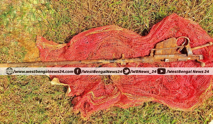 লালগড়ে চাষ জমিতে লাঙল করার সময় পাওয়া গেল বন্দুকের নল - West Bengal News 24 লালগড়ে চাষ জমিতে লাঙল করার সময় পাওয়া গেল বন্দুকের নল - West Bengal News 24