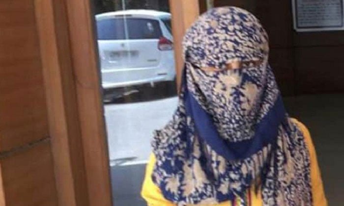 করোনা সন্দেহে স্ত্রীকে বাড়ি থেকে তাড়িয়ে দিলেন স্বামী! - West Bengal News 24