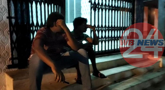 মৃতদেহ সৎকার করে দুই যুবকের ঠাঁই শ্মশানের ঘরে - West Bengal News 24