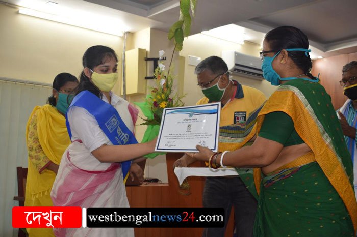রাজ্যে কন্যাশ্রীর উজ্জ্বলমুখ ঝাড়গ্রামের শিরিণ পালকে সংবর্ধনা - West Bengal News 24