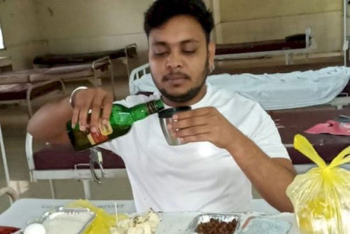 করোনা ওয়ার্ডেই খাবারের সাথে মদ খাচ্ছেন রোগী! ছবি ভাইরাল - West Bengal News 24