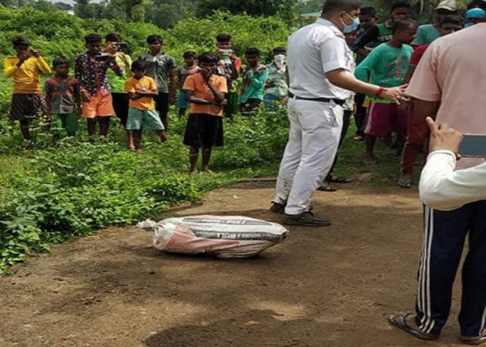 শিশুর বস্তাবন্দি দেহ উদ্ধার ঘিরে চাঞ্চল্য ছড়ালো পূর্ব বর্ধমানের এই গ্রামে - West Bengal News 24