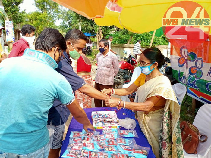 মাস্ক-সাবান দিয়ে প্রাক্তন পুর-দিদিমণির সচেতনতার ক্লাস - West Bengal News 24