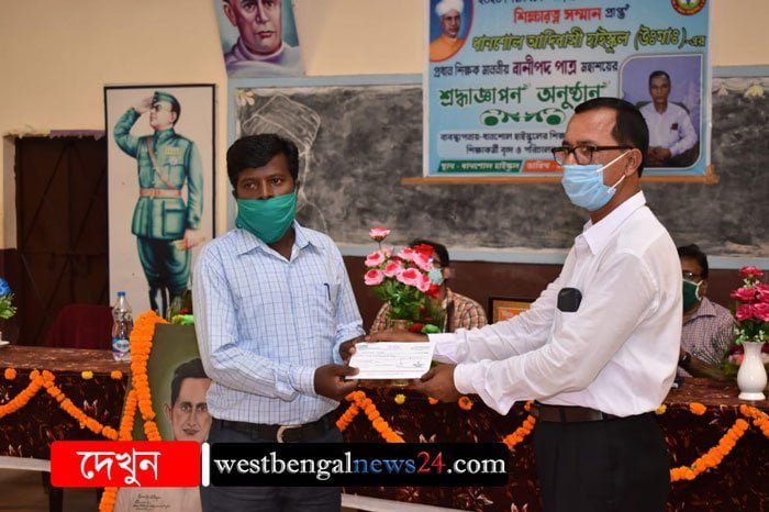 সরকারি পুরস্কারের টাকা স্কুলের উন্নয়নে দান করলেন প্রধানশিক্ষক - West Bengal News 24