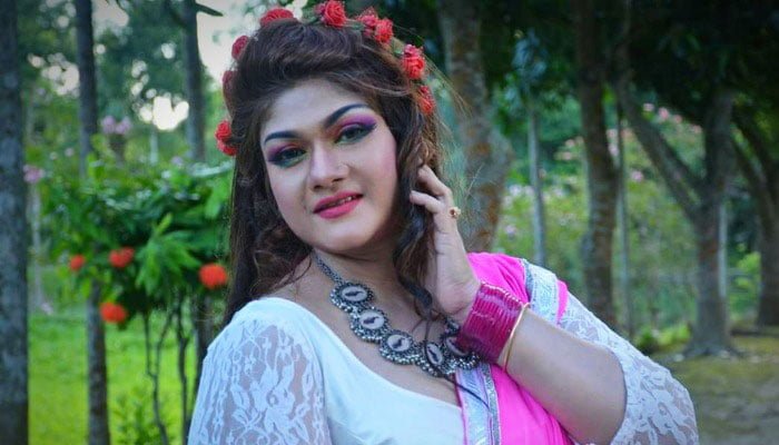 মসজিদের সামনে নাচ, নায়িকা মুনমুনকে লিগ্যাল নোটিশ - West Bengal News 24