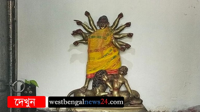 ৩০০ বছরেরও বেশি, পিতলের জয়দূর্গা মাতা পূজিত হয়ে আসছেন অনাড়ম্বর ভাবে - West Bengal News 24