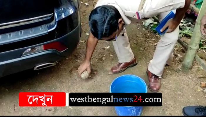 বাড়ির গ্যারেজ থেকে উদ্ধার হলো জোড়া বোমা - West Bengal News 24 বাড়ির গ্যারেজ থেকে উদ্ধার হলো জোড়া বোমা - West Bengal News 24